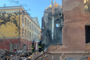 В Славянске в результате обстрелов обрушился подъезд жилого дома: под завалами могут быть люди