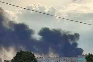 В окупованій Новій Каховці знищено склад боєприпасів росіян: детонує кілька годин