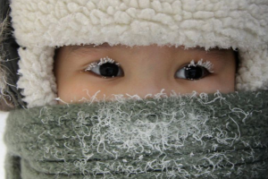 Минреинтеграции передаст зимнюю одежду детям переселенцев: как подать заявку