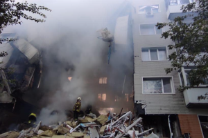 У Бахмуті з-під завалів зруйнованої 5-поверхівки врятували чоловіка, пошук людей триває
