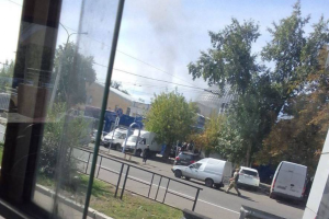 У центрі окупованого Донецька під час обстрілу критого ринку загинули люди. Відео 18+