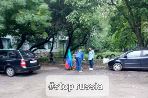 "Голосование" во дворах и вертухаи с автоматом на участках: Оккупанты проводят "референдум" на Луганщине