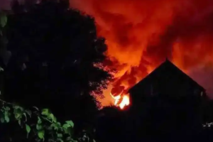 Фаєр-шоу в окупованому Іловайську: після вибухів почалася сильна пожежа