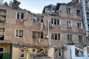 Ракетний обстріл Миколаєва: зруйновано п'ятиповерхівку та човникову станцію, є жертви