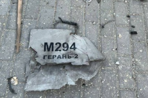 Київ атакували дронами-камікадзе: Кличко показав уламки дрону