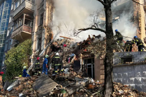 Атака дронів-камікадзе на Київ: з-під завалів зруйнованого будинку дістали тіло першої жертви