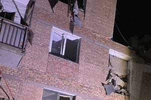 Окупанти обстріляли Миколаїв: влучання у житлову 5-поверхівку, рятувальники розбирають завали