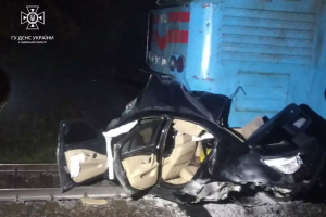 Біля Львова на залізничному переїзді швидкісний поїзд протаранив BMW