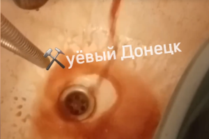"Небезпечно для життя!": В окупованому Донецьку з кранів біжить підозріла рідина