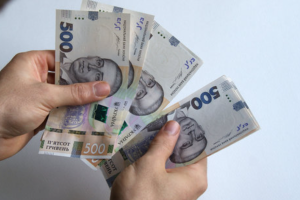 Переселенцы могут лишиться соцвыплат: в Украине начинают проверять места жительства ВПЛ