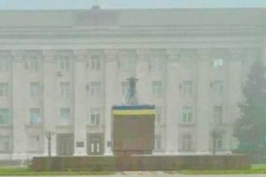 В центре Херсона перед зданием горсовета появился украинский флаг