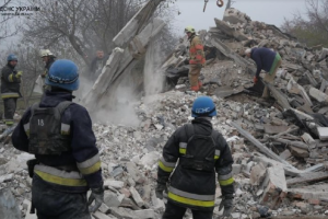 В Запорожской области из-под завалов разрушенного российской ракетой дома изъяли тела 6 погибших