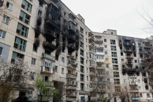 Сгоревшие и разрушенные дома, кучи мусора и пустынные улицы: свежие кадры из оккупированного Северодонецка