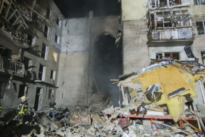 Ракетний удар по Миколаєву: зруйновано 5-поверховий житловий будинок, є жертви