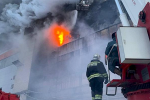 У російському Петербурзі спалахнула пожежа на території заводу "Звезда"