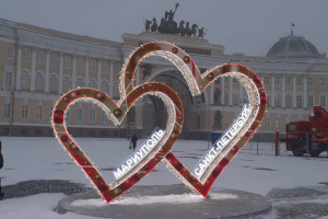 В российском Питере задержали школьницу, которая "испортила" символ "братства" с Мариуполем