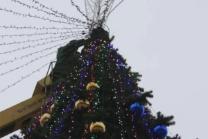 "Диверсія" в Криму: В окупованій Керчі головну ялинку вбрали у кольори українського прапора