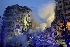 Удар по Днепру: из-под завалов дома достали женщину, число погибших возросло до 23