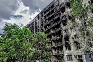 В Северодонецке "власти" в очередной раз решили взяться за ремонт домов: свежее видео из оккупированного города