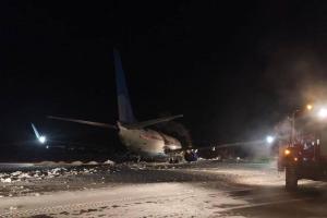 "Символічно": У Пермі застряг у кучугурі літак авіакомпанії "Побєда", який мав летіти до Москви