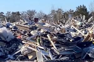 Кладовище вікон у Сєвєродонецьку: окупанти самі не можуть зрозуміти, знищили місто чи "відновлюють" його