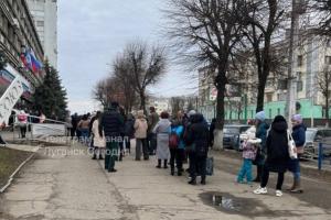 "Денег нет, но вы держитесь": На оккупированной Луганщине наблюдается дефицит наличных денег