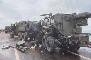 На Кримському мосту в ДТП потрапила колона військової техніки: 4 бронеавтомобілі "Ахмат" серйозно пошкоджено