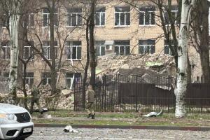 В Мелитополе "прилетело" в здание, где размещались российские силовики: первые фото с места взрывов