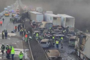 Масштабна ДТП в Угорщині: зіткнулося 42 авто, десятки людей постраждало