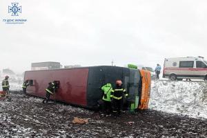 На Хмельниччині перекинувся автобус сполученням "Варшава - Одеса": є постраждалі