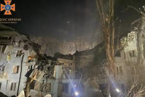 Ракетний удар по Запоріжжю: зруйновано три поверхи житлового будинку, є жертви