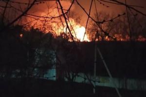 У Криму масштабна пожежа під Сімферополем: чути звуки вибухів