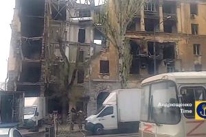 "Побєдобєсіє продовжується": На руїнах Маріуполя окупанти знімають фільм про "звільнення"