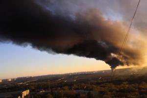 "На болотах" знову пожежа: У Підмосков'ї горить цех з утилізації відходів гуми та пластику