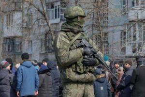 На окупованих територіях агенти ФСБ "косять" під цивільних, щоб виявити "неблагонадійних"