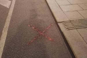 "Черные метки": На улицах Москвы появились загадочные красные кресты, которые сильно напугали россиян