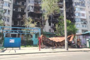 Триколори та символіка "ЛНР": у мережі показали, як окупанти "прикрашають" зруйнований Сєвєродонецьк