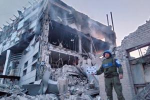 "Праздник удался": в сети появились кадры последствий "прилетов" в Луганске