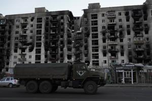 "Народу куча. Полно машин": как местные "ждуны" создают иллюзию "возрождения" Северодонецка