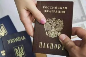"Знаменна подія" або, Як пенсіонерки з Сєвєродонецька радіють російському паспорту - відео