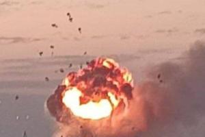 "Бавовна" вблизи оккупированного Геническа: горит и детонирует склад боеприпасов оккупантов