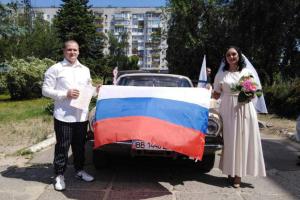 "Круті" подарунки та "креативне" свято: у мережі з'явилися фото з весілля в окупованому Рубіжному