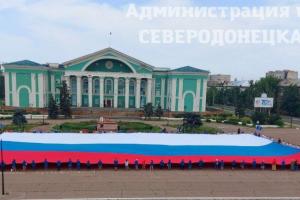Триколоры на фоне руин и свалок: в оккупированном Северодонецке отмечают годовщину "освобождения"
