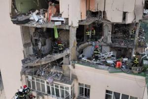 Ракетна атака на Київ: уламки ракети влучили у 25-поверховий житловий будинок, є жертви