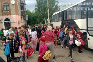 "Осчастливили": В оккупированный Северодонецк вернули детей, которых вывозили на отдых в РФ