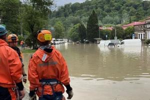 Затоплено вулиці, дороги та будинки: У російському Сочі через зливи з берегів вийшла річка Мацеста