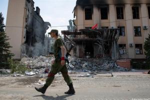 "Сумнівна слава": У Лисичанську окупанти повісили пам'ятні таблички на честь загиблих місцевих "героїв"