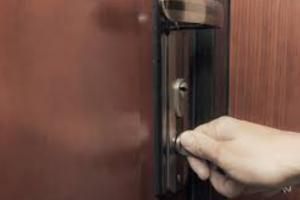 "Не треба було виїжджати": У Сватовому окупанти нахабно відібрали квартиру у жінки з дитиною - відео