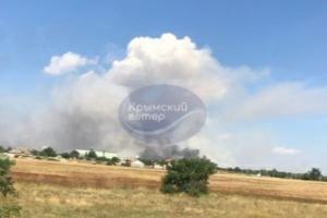 "Горячий курортный сезон": В Крыму после атаки на аэродром и нефтебазу что-то горит и детонирует