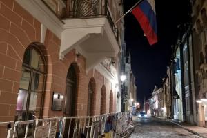 В Таллине задержан известный российский журналист Аркадий Бабченко, закидавший яйцами посольство РФ